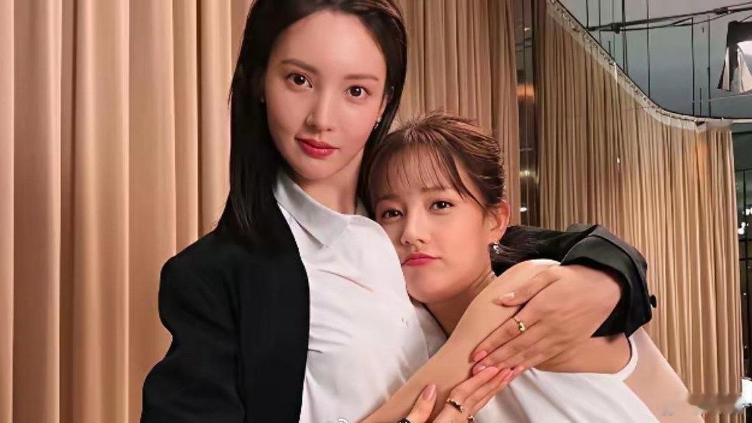 以后再也不说金晨是整容脸了，她不是就是和她妈妈是公用一张脸的吗？ 