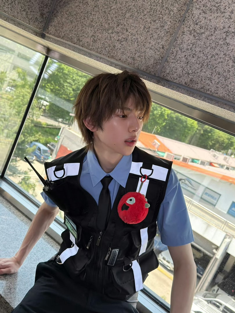 金主训ig更新照片清爽的警服造型+自带破碎感的神颜，又乖又拽的反差感直接拉满。门