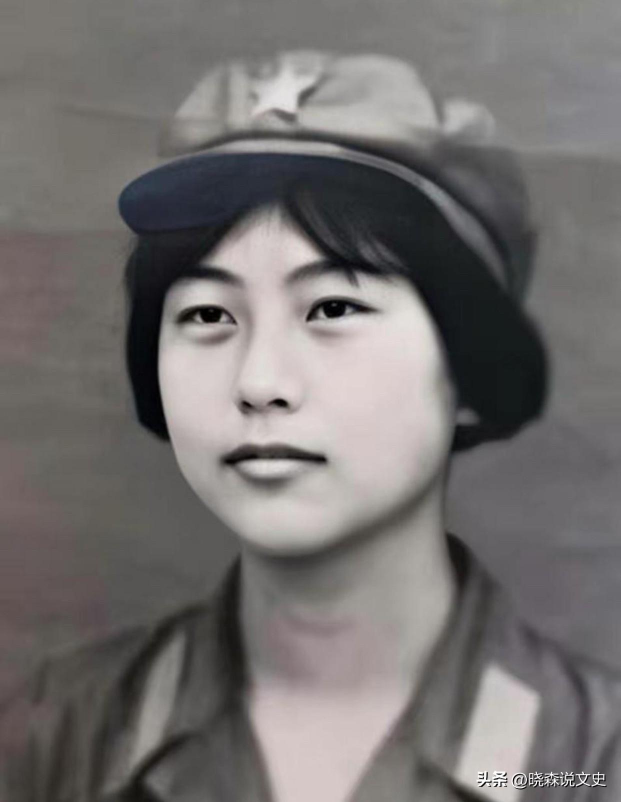 1982年女飞行员刘晓莲在驾驶飞机爬升至700米时，突然被一架歼击机撞击，伴随一