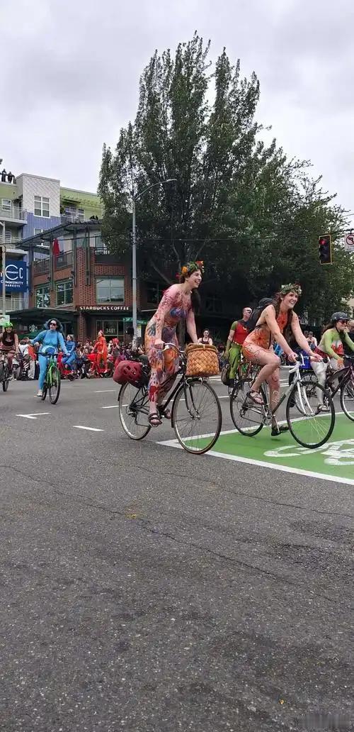 震惊，英国伦敦居然有“裸骑运动”！！！
近日，英国伦敦街头上有千名男女裸体骑着自