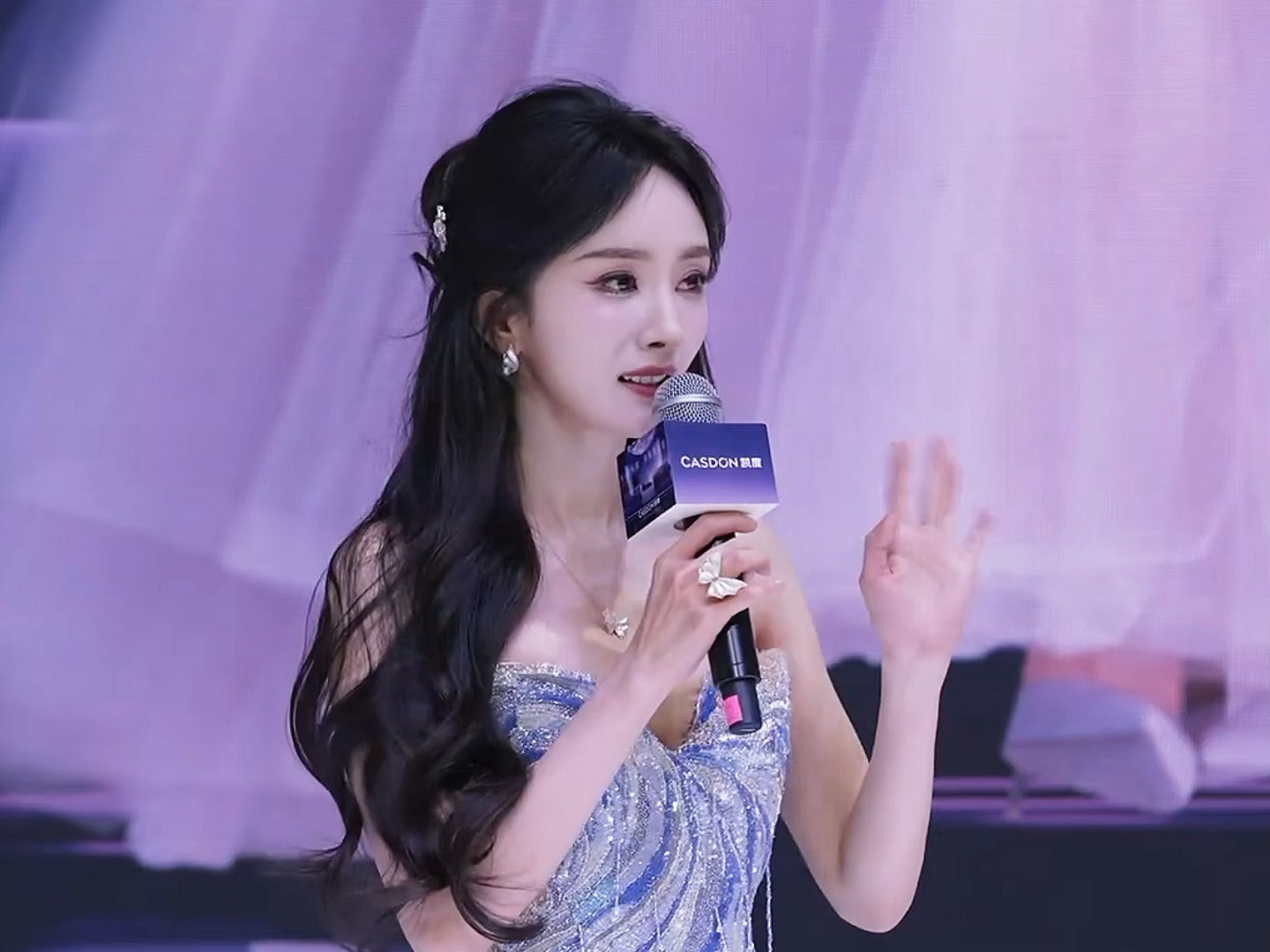 杨幂杨幂递过来的纸巾第一反应是擦勺子 好喜欢挥手和我们全方位打招呼、拜拜的幂