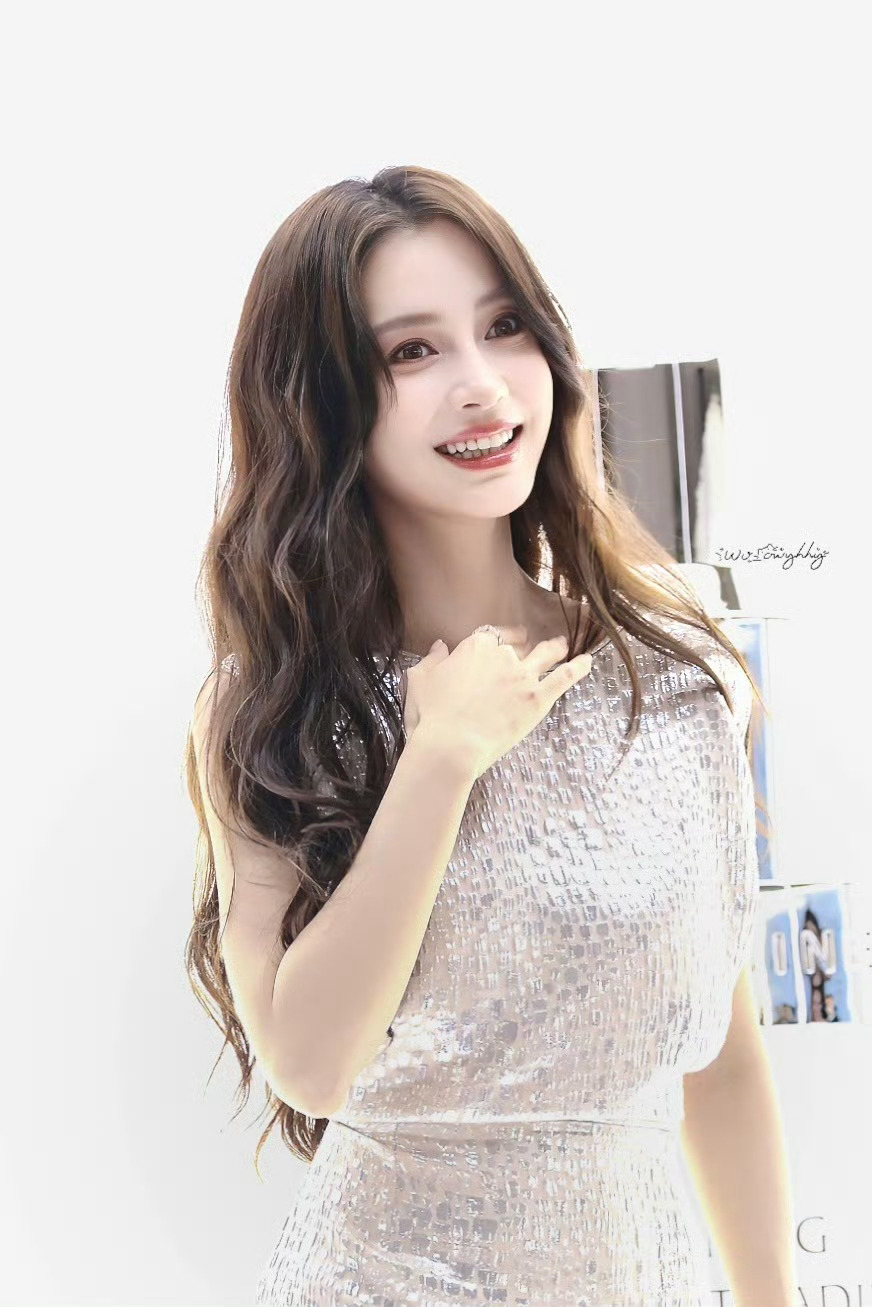 angelababy angelababy “我和你一起吹风 欣赏着我们独有的落