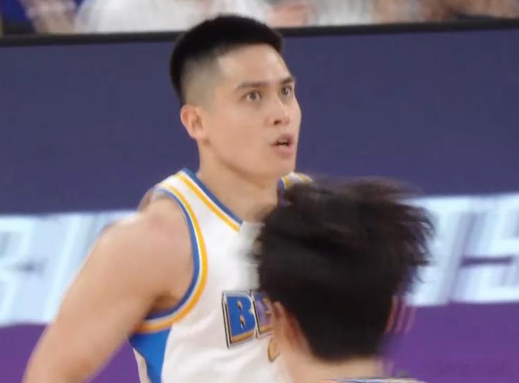 上海男篮vs北京男篮 陈盈骏20分了，有去年季后赛前两轮内味儿了。赵睿这第三节也