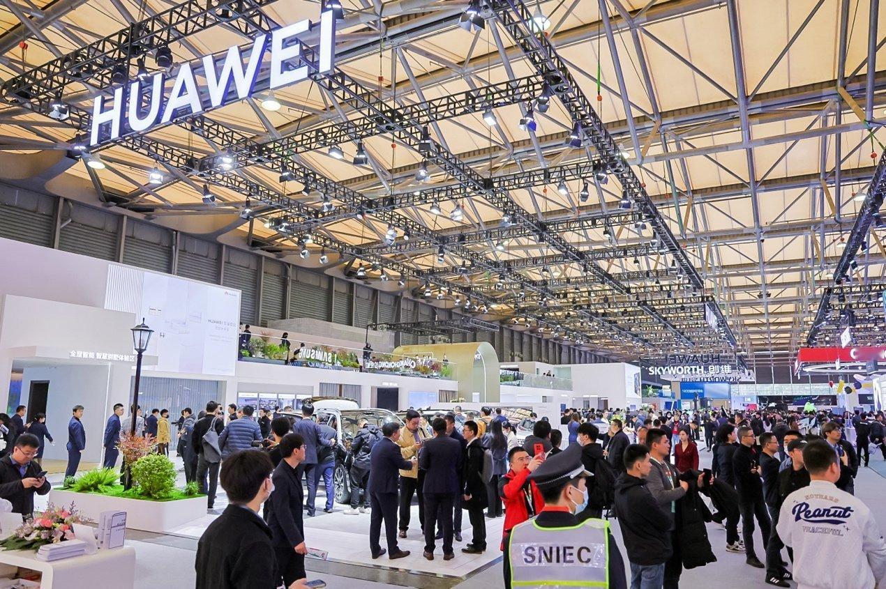 AWE，华为展厅爆满！#awe2024# 除了新能源汽车、手机等产品，98吋“巨