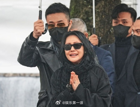 曝许雅钧私联大S粉丝曝许雅钧给粉丝发大S出殡照片 据台媒，去年大S去世后，小S老