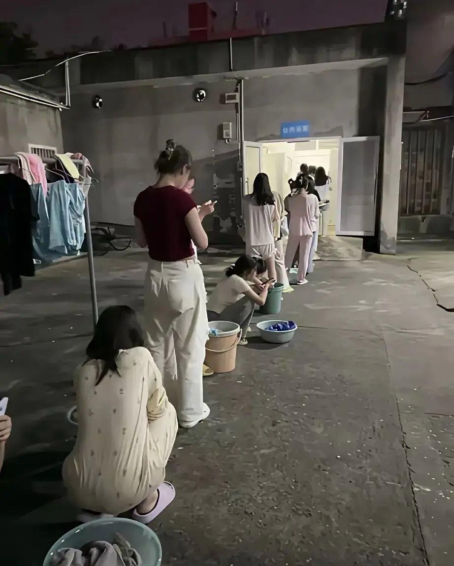 现在还有这种，女生浴室每晚都要排长队？ 