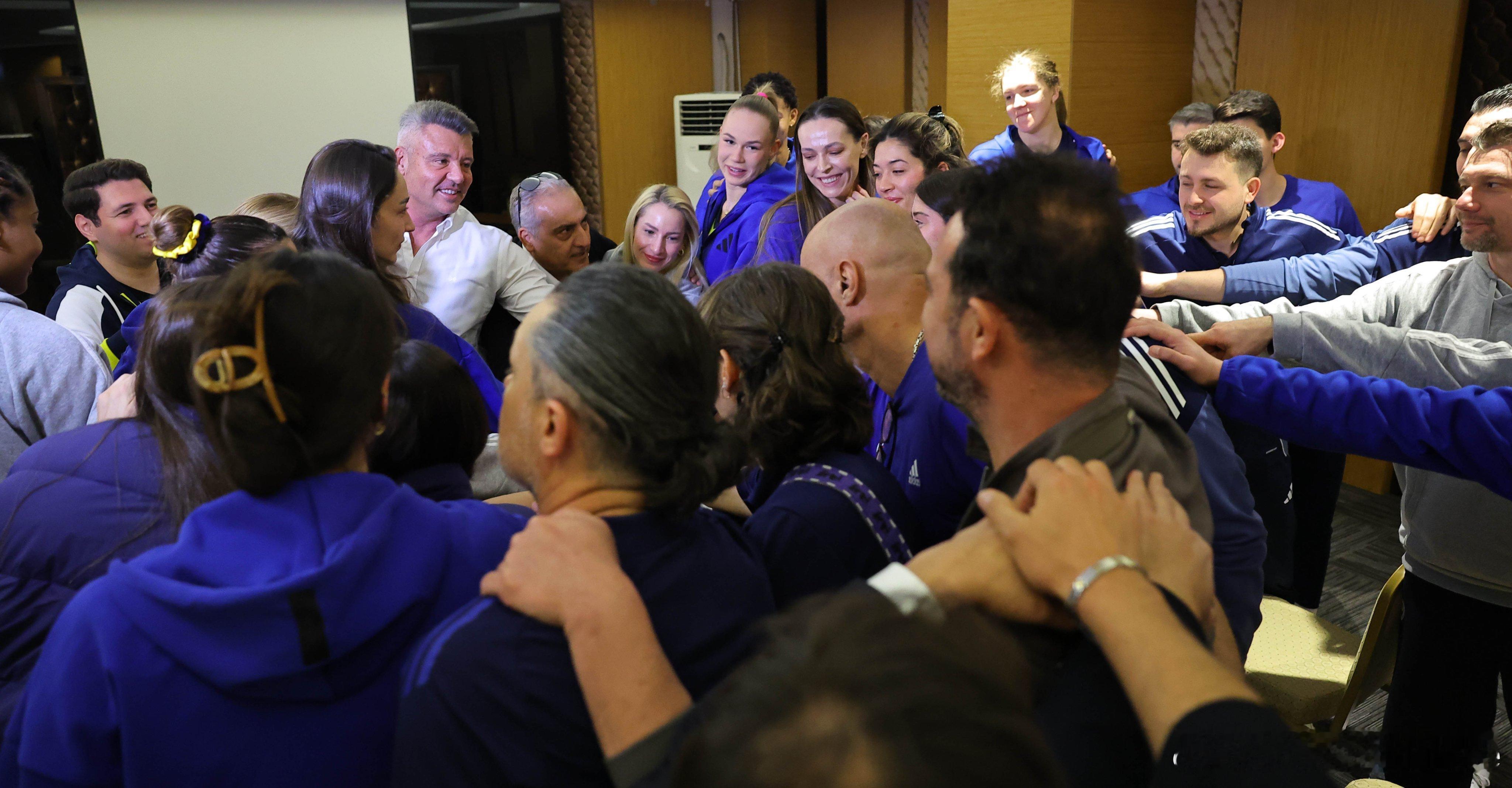 排球 📸 费内巴切俱乐部主席萨德丁·萨兰造访了正在酒店进行备战的费内巴切队——