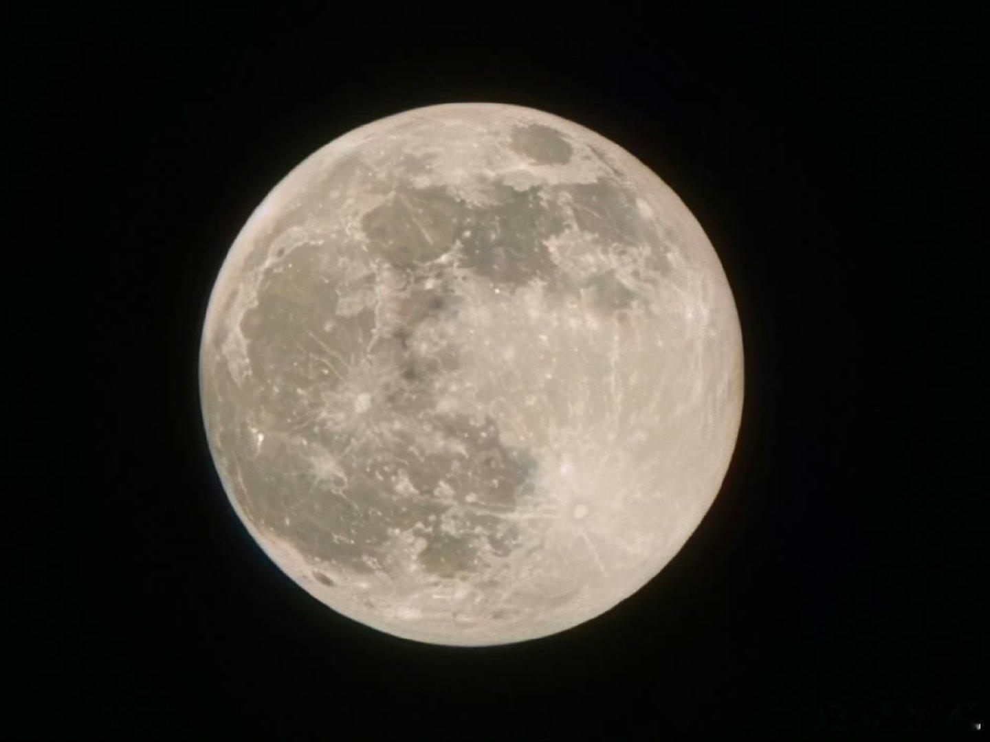 昆明迎来本年度最大超级月亮   在昆明看到了这么漂亮的大月亮，真的是好美呀，而且