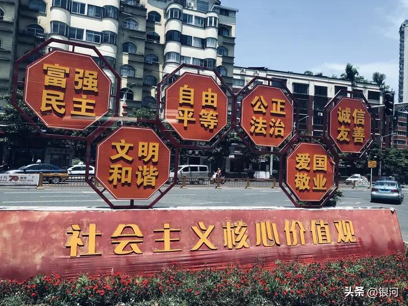 什么让一个国家强大？这可不是个简单问题。很多人觉得高楼大厦、豪车奢侈品就是强大的