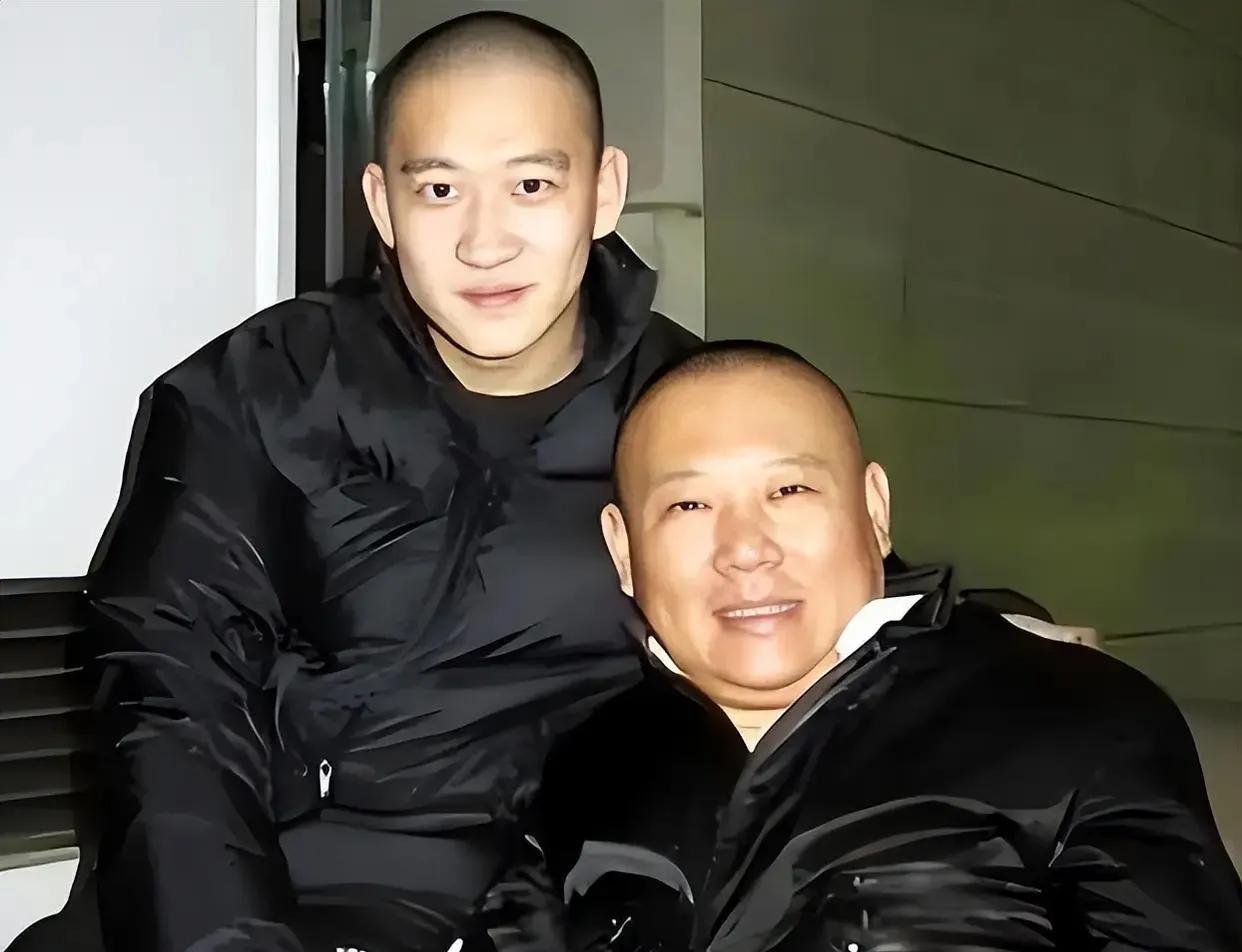 郭德纲和曹云金，恩怨和心结终于打开了。

当年在郭德纲37岁生日宴会上，因关于酬