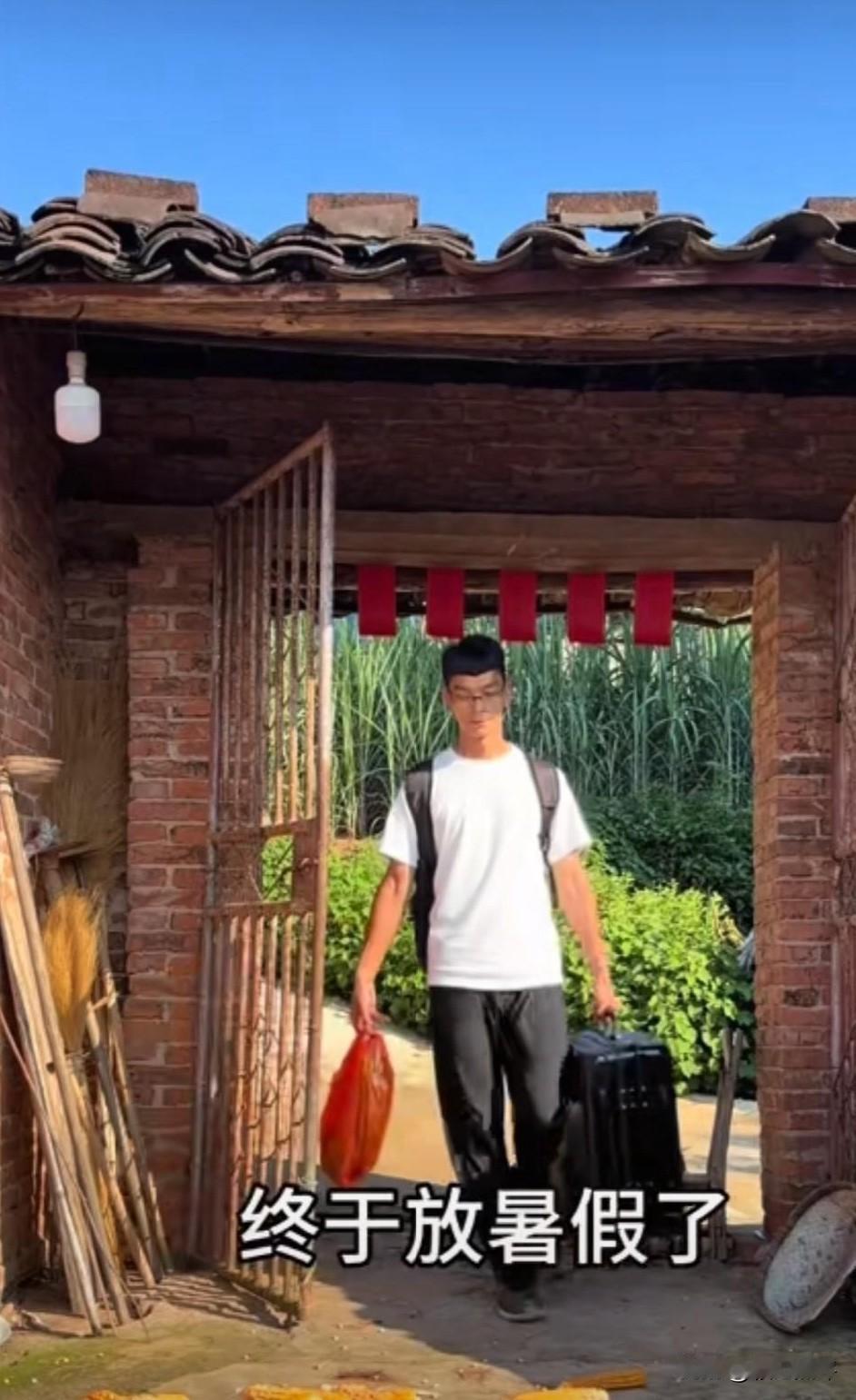 今天，刷到唐尚珺分享暑假回家帮他妈妈种玉米的视频，忍不住给他点赞。唐尚珺也不容易