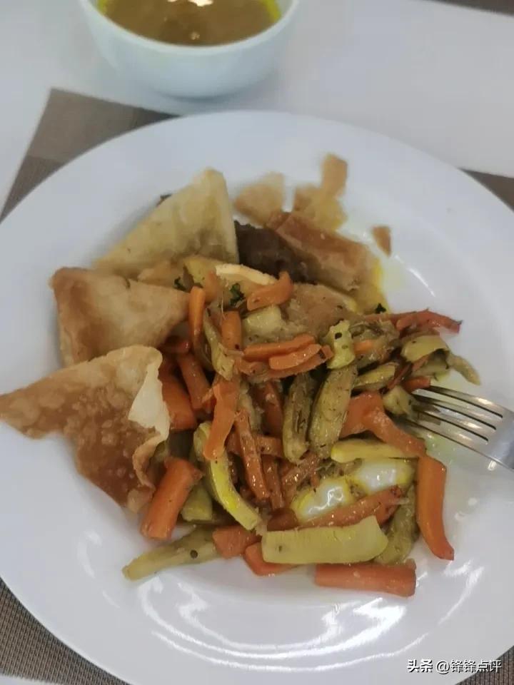 每天团餐都是本地的自助餐，根本没法吃。完全穆斯林餐，咖喱味和很生的米饭。还好有馕