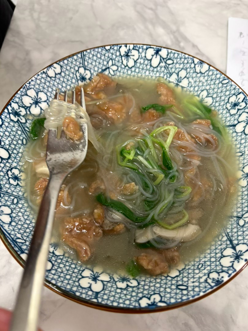 方小丫日记美食生活方小丫日记方厨家周末，爷爷做了好吃的：滑肉粉丝煲。 