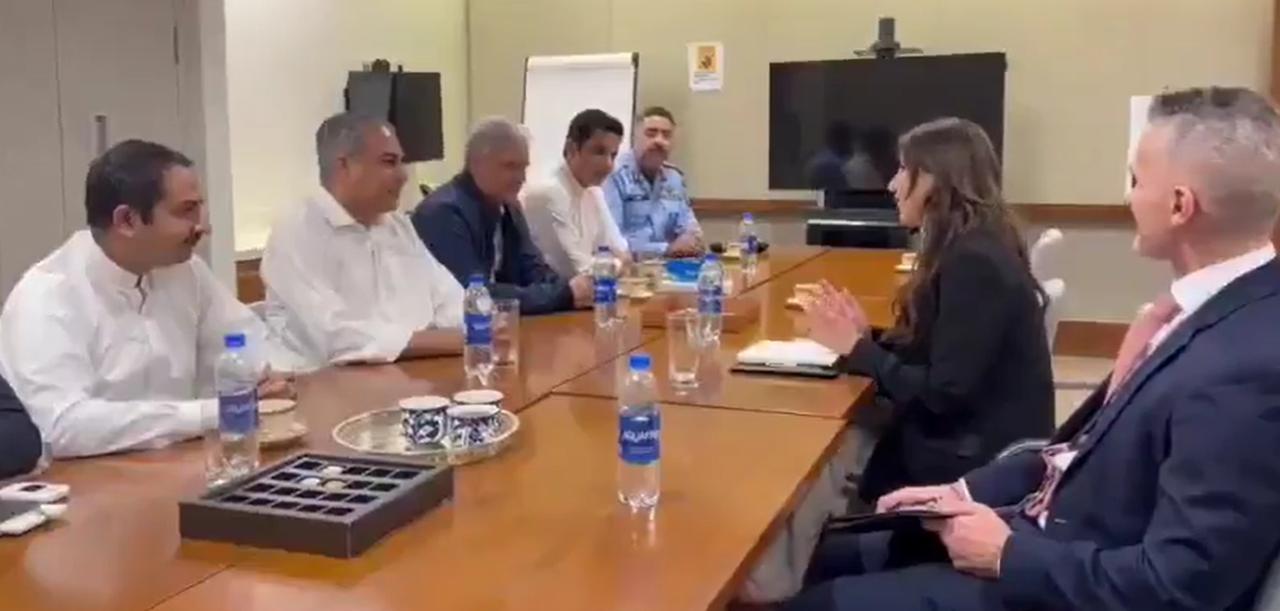 现在最高兴的就是以色列。

美军袭击伊朗货船之后，很可能导致美伊双方的新一轮谈判