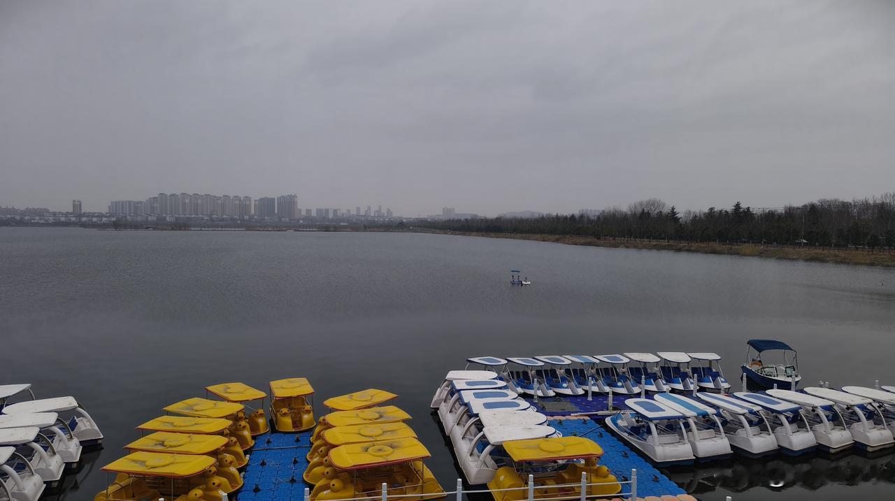 小时候上学都是泥土路，做梦都想有条通往学校的柏油马路。
如今能已成真，可村村通公