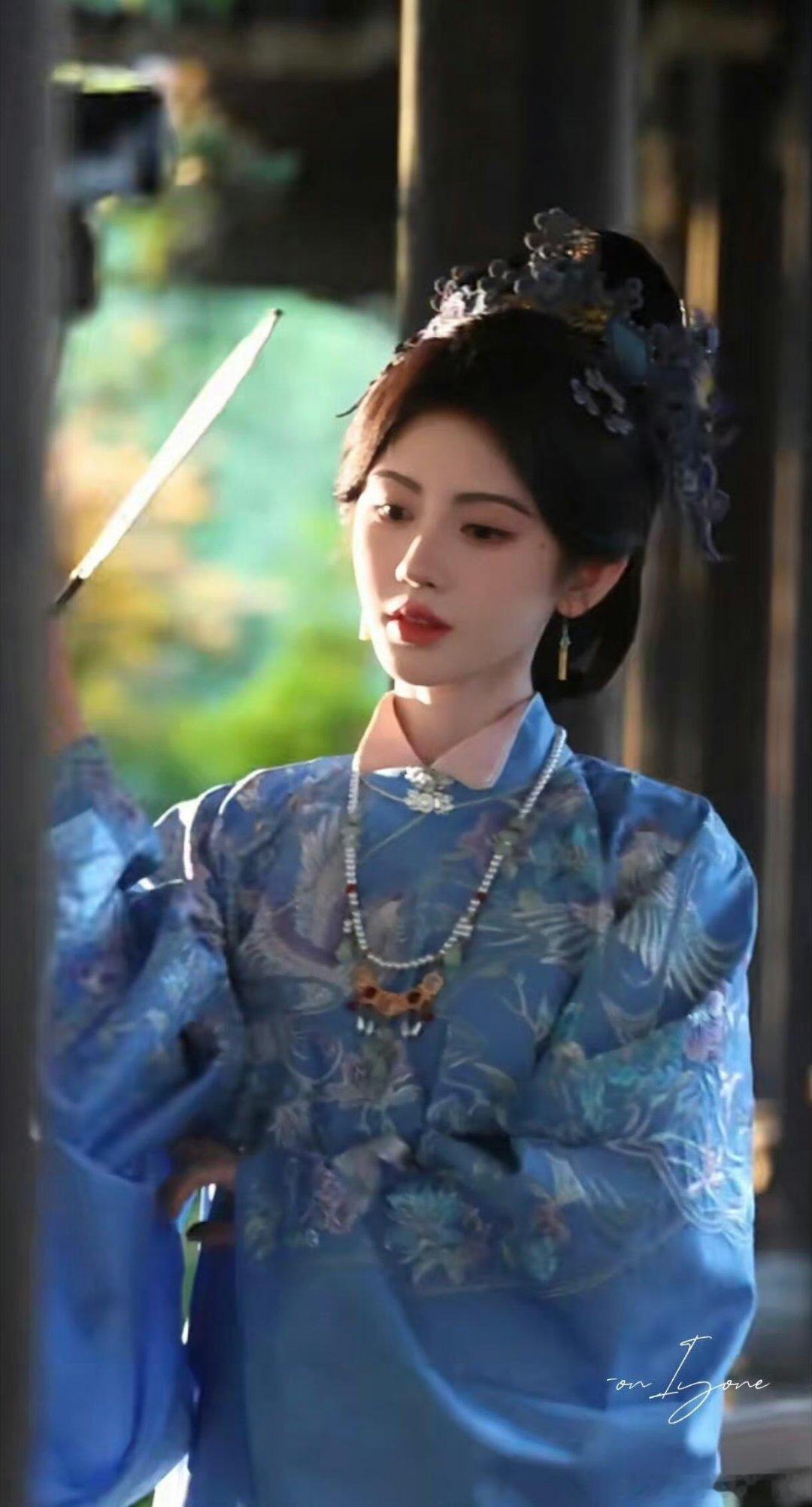 易小雅给鞠婧祎做的明制造型真是浓妆淡抹总相宜，上网看美女心情会变好，治愈了梅雨天