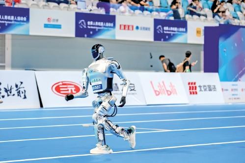 机器人“大战”，济南何以争锋？！“行者泰山”人形机器人在赛场上奋力奔跑。
这几天