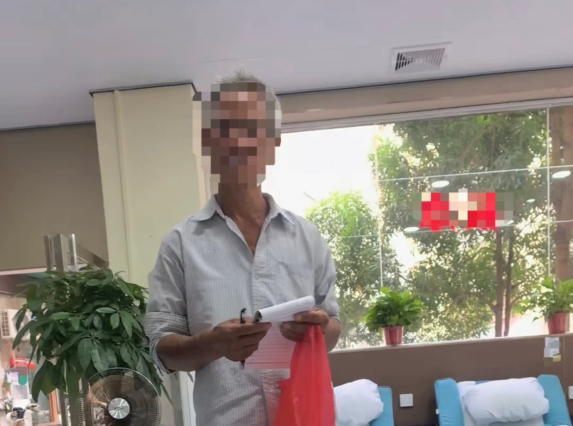 【玉林一大叔拿本子去门店叫人家签字要钱】近日，网友爆料称：玉林市某地一大叔拿着本