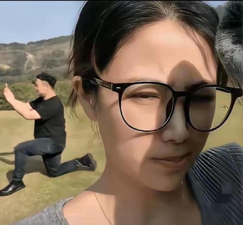 天呐！这也太让人上火了吧！安徽一女子和老公出门游玩，她去趟厕所回来，竟看到老公正