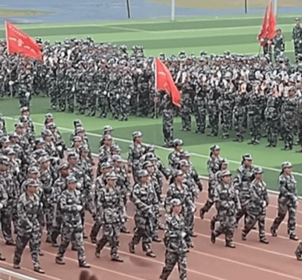 “泪目了！”

黑龙江绥化学院军训汇演，百人方阵过来后，全场鸦雀无声，全场师生不
