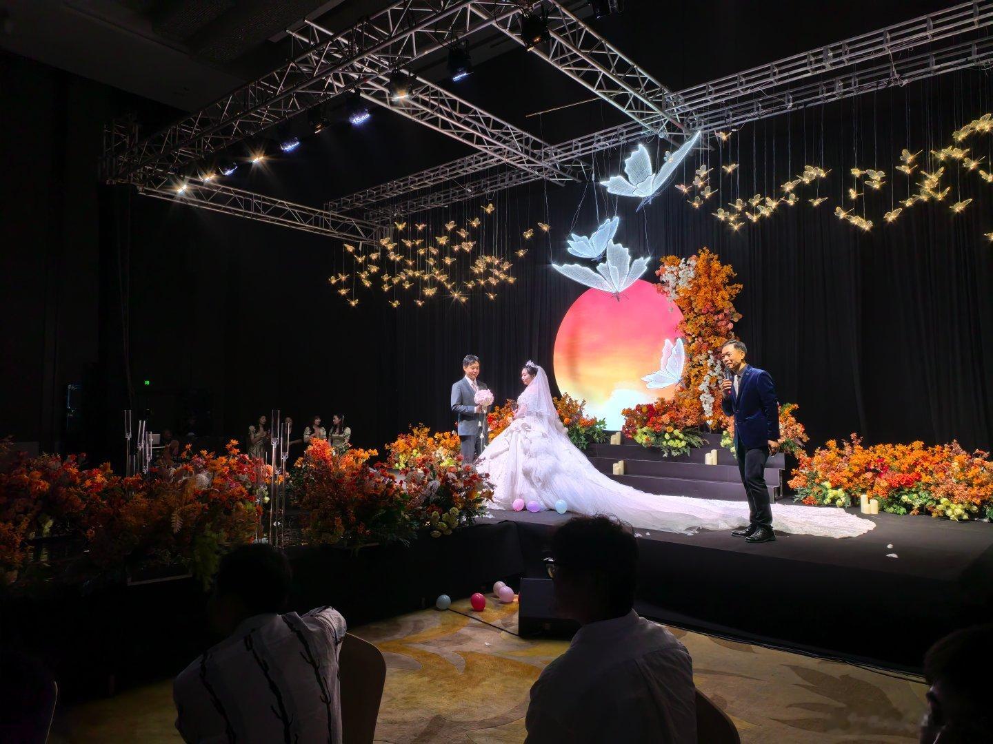 谈了十多年恋爱的小马哥终于婚了，被现场的真诚感染了  ​​​