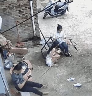 俗话说三个人女人一台戏，尤其是突然看到一条蛇出现在眼前的这一刻[泪奔]