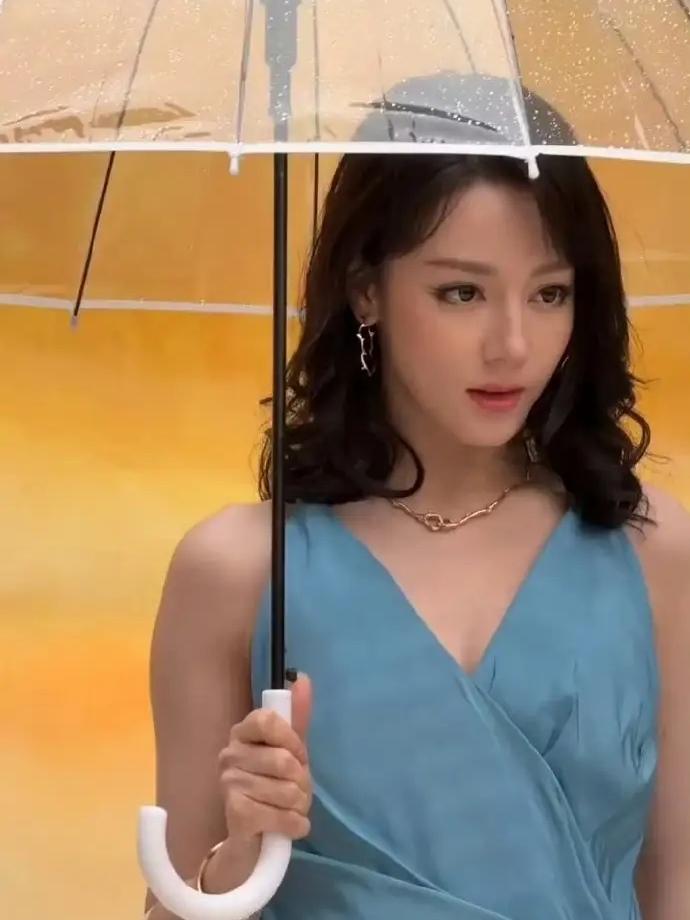 迪丽热巴：雨中撑伞亮相活动，氛围感拉满

33岁的迪丽热巴，亮相南京线下活动，她