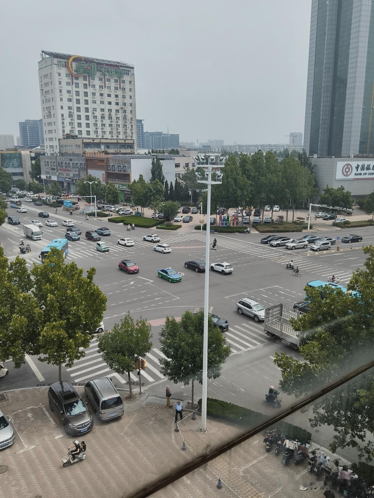 两天两场婚宴，去帮忙，不同的职，相同的是沾喜气儿。
周六同学儿子结婚，去当外柜，