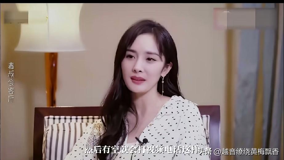 谭飞在对杨幂的一期访谈节目中，他问:“你多久去香港看一次女儿？”杨幂回答说:“我