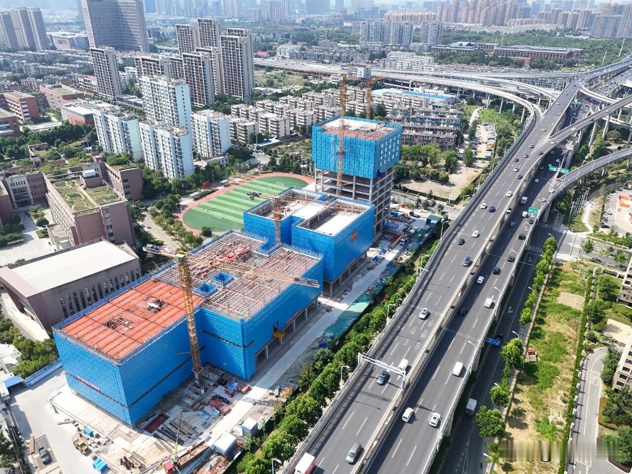 东部新中心，合肥物联网科技产业园三期，项目首栋主体结构顺利完成封顶～

合肥物联