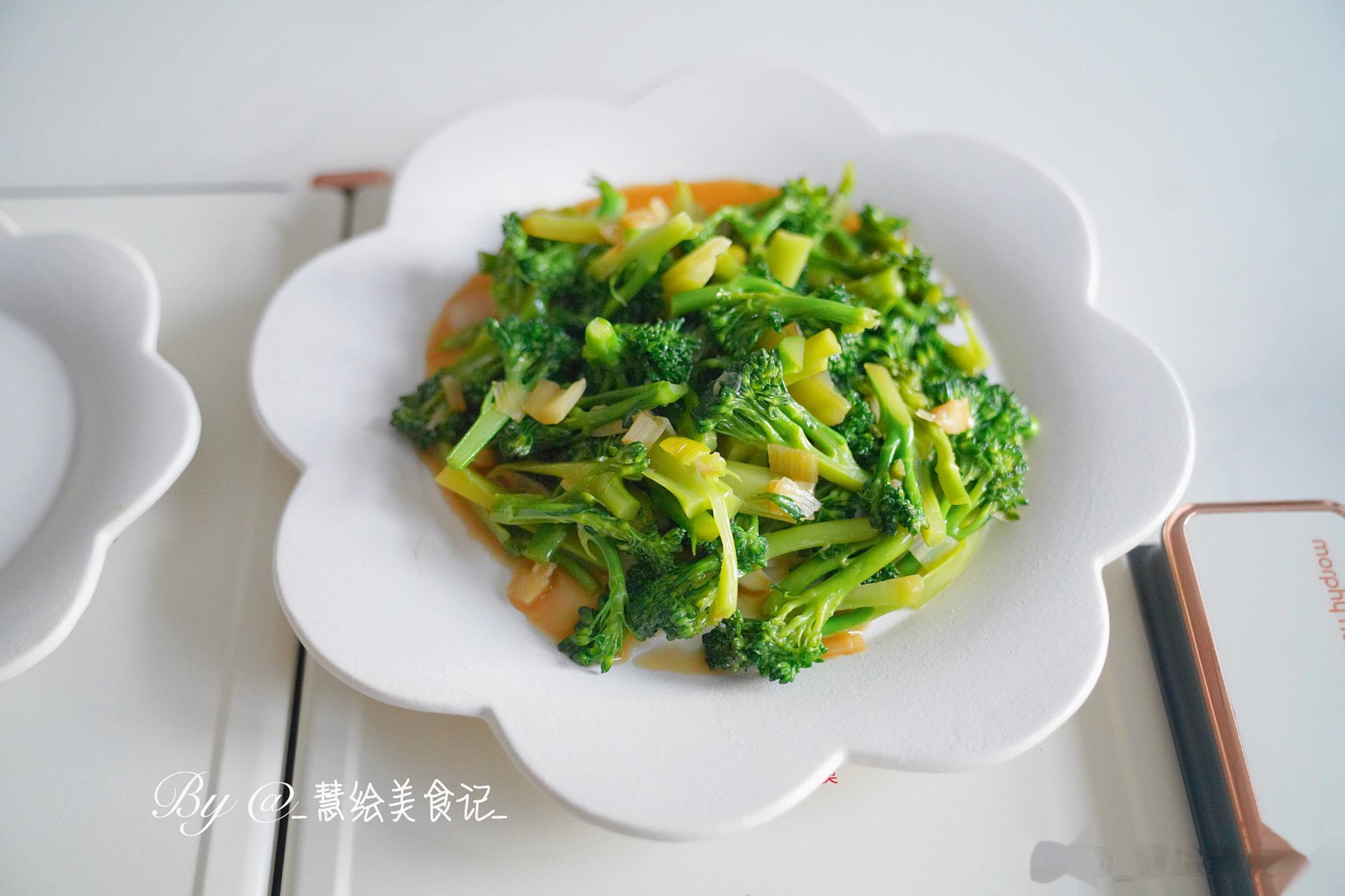 周末早午餐~蒜蓉西兰苔、胡萝卜茭白炒肉、奶酪饼、绿豆粥、百合莲子红豆薏米糊[鲜花