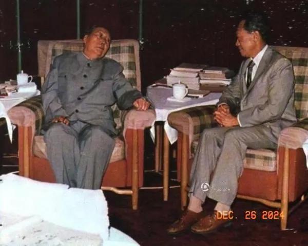 1976年
毛主席在中南海书房会见来华访问的新加坡总理李光耀。