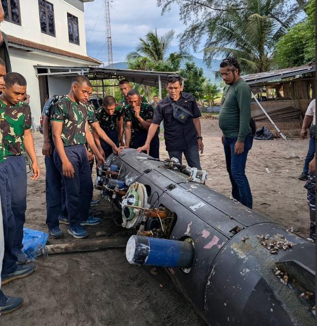 印尼媒体报道称，该国渔民在龙目海峡附近打捞了一个无人水下潜航器，上面印有中船重工