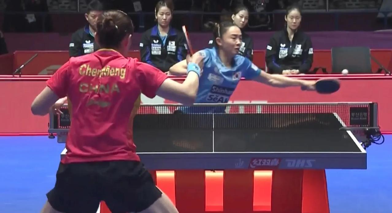 中国女团晋级4强！
#釜山世乒赛团体赛# 1/4决赛，中国女团3-0横扫韩国女团