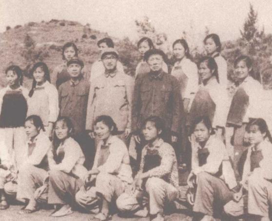 徐向前元帅到海南岛视察娘子军炮兵班民兵，并和大家合影留念。第二排左四是徐向前元帅
