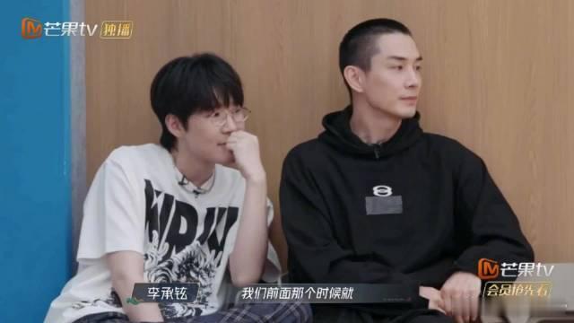 李承铉给张远道歉 李承铉盯胡夏那认真的架势像家长，叫错张远名字让人笑不停，铉哥微