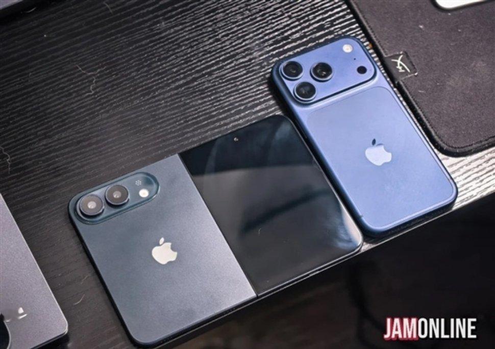 iPhoneUltra黑色机模近日，苹果首款折叠屏手机 iPhone Ultra