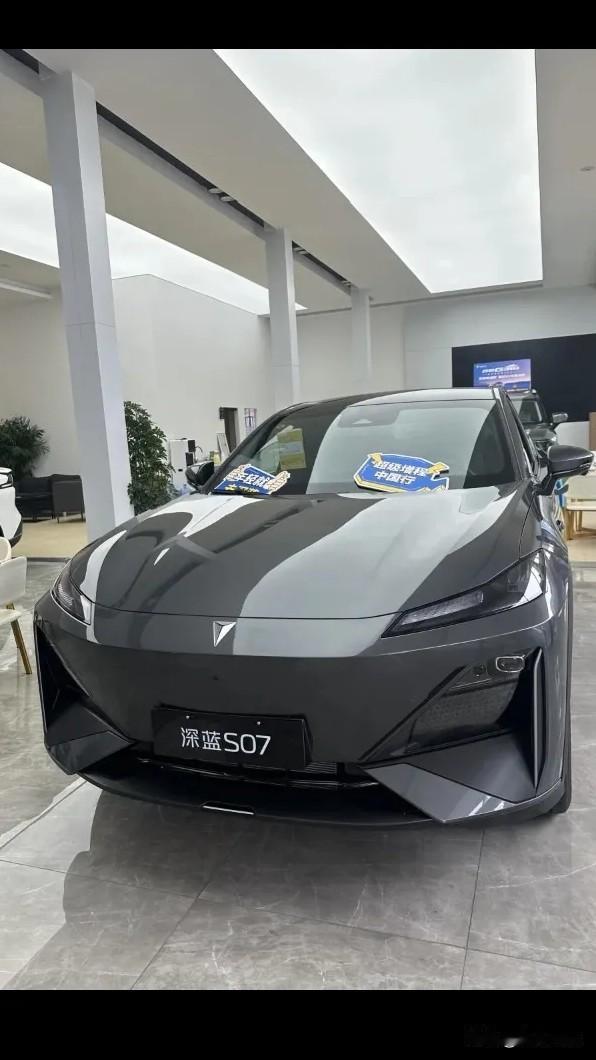 近期深蓝S07华为乾崑630长续航版上市了，这款车有着630km的超长续航、有出