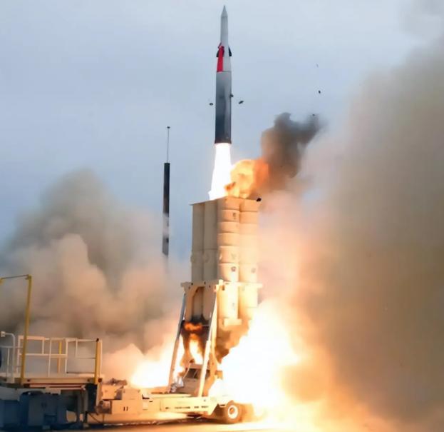 特朗普真的是急了，连夜召集军工巨头商量对策，这货估计才知道美国导弹产能受限，芯片