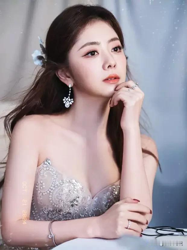 性感女神，倾国倾城。
 
谭松韵最新活动造型惊艳亮相，宛如童话中走出的公主

1