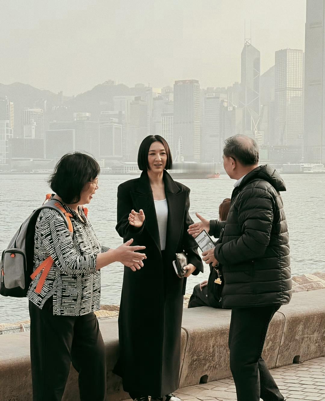 很眼熟，外滩偶遇短发气质美女，像是演过哪个电视剧，想上前要个签名，拍个合照。