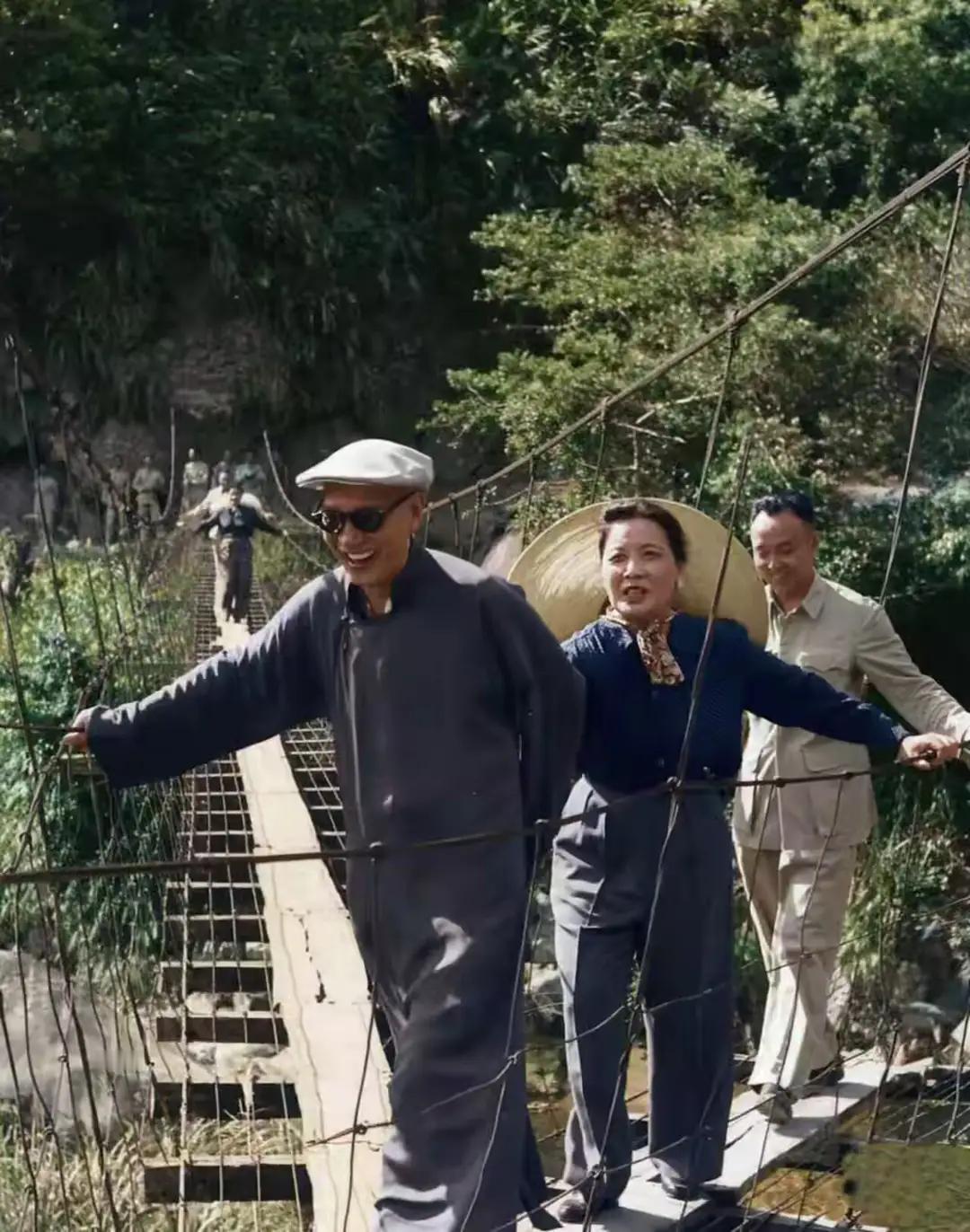 六十年代，蒋介石夫妇在乌来山区的留影，此时二人正在吊桥上行走 