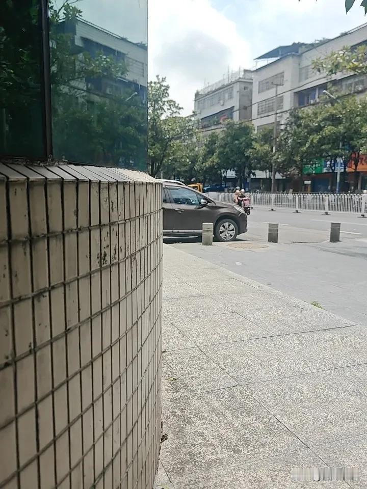 店子前面又关了好几家门面。其中有两个门面，是一家湖南知名连锁饮食店。在湖南各个地