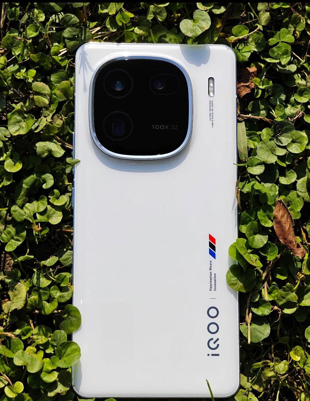 这外观越来越那个啥了，这么大个摄像头模组，里面就不能再放个闪光灯？后面的文字图标