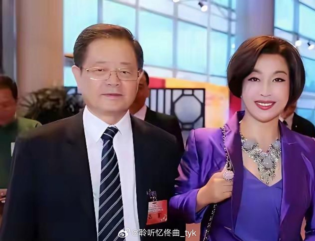 其实王晓玉一点不傻！看他结婚时多爱刘晓庆？参加会议也要把妻子带在身边！如今80多
