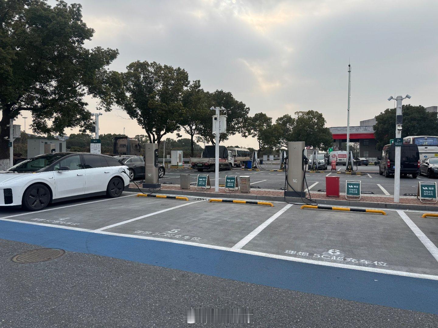沪昆高速长安服务区的理想5C超充站已经升级了4根5C充电桩共8把充电枪，期待过年