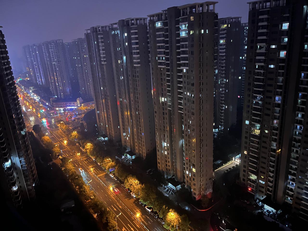 早上好呀，新的一天就像歌里唱的，露珠挂在青草尖上，阳光爬上刚睡醒的窗。每一个清晨