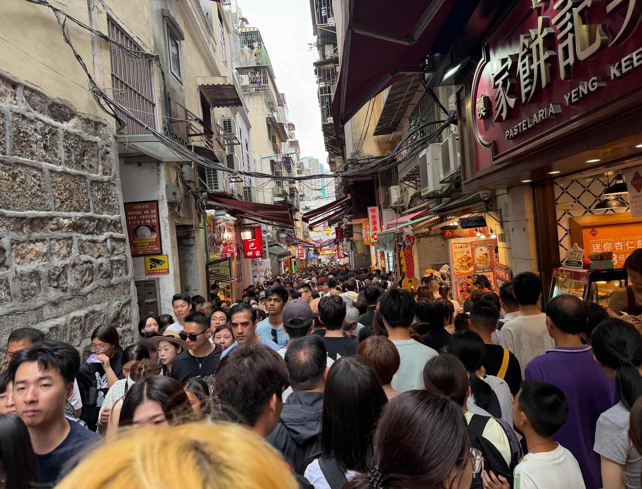 澳门人民怎么也没想到，回归祖国的怀抱后，会有这么多人来这里。

  14亿中国人