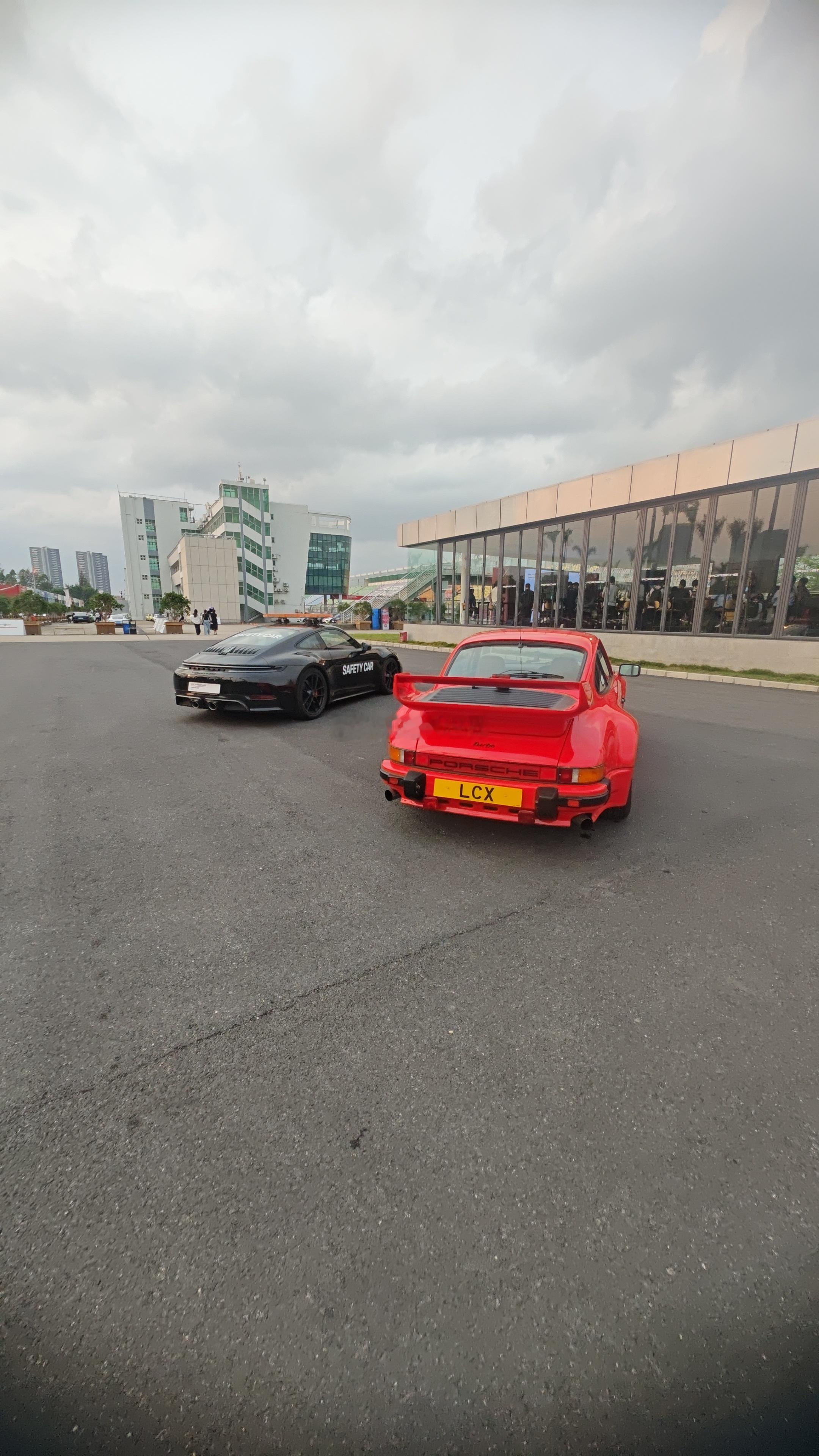 有没有可能不好看是尺寸的原因呢？港牌的颜色也挺跳的，但是无论长条还是方牌，尺寸都