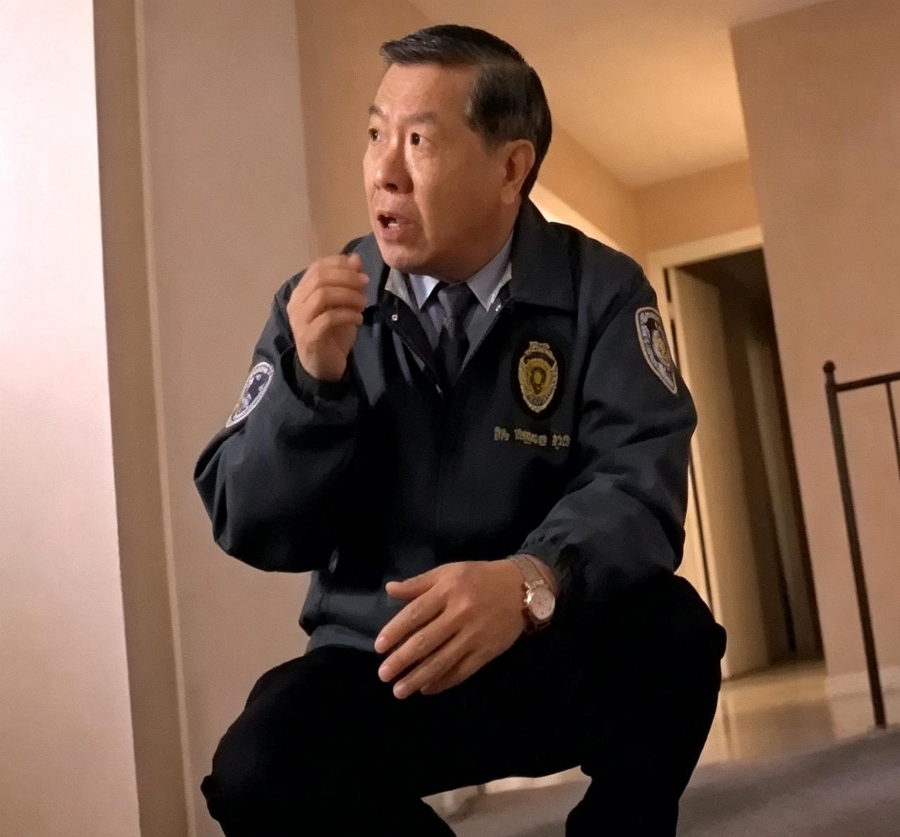 看这张老照片，李昌钰博士就蹲在地上仔细勘察现场。老爷子这辈子参与了八千多起案子，